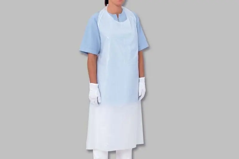 Person mit heller Einmal-Schutzschürze über blauem Oberteil